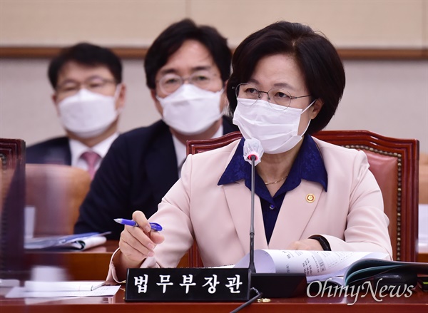 추미애 법무부 장관이 23일 서울 여의도 국회에서 열린 국회 법제사법위원회 전체회의에 참석, 답변하고 있다.