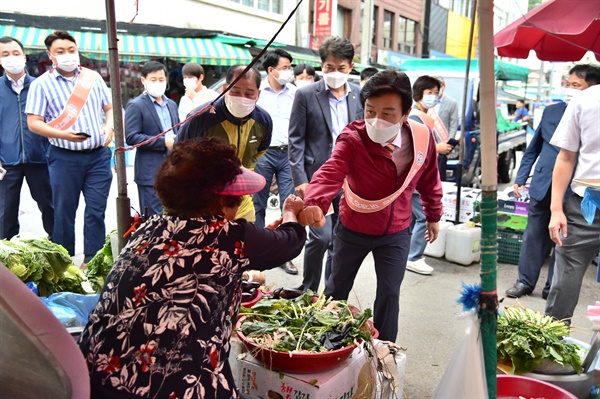 조규일 진주시장, 추석 명절 전통시장 장보기 나서.