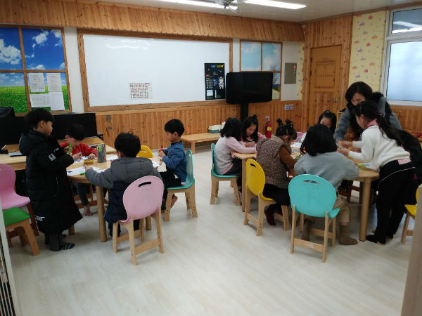 초등돌봄교실에 대한 갑론을박이  계속되고 있다. 사진은 충북 한 초등학교 돌봄교실 모습(자료사진).