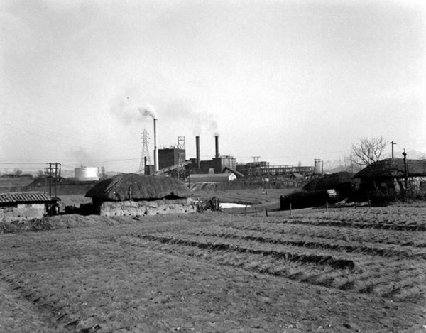사진은 당인리 발전소. 지금의 마포구 상수동 서울화력발전소 인근이다. 서울 변두리는 1960년대는 물론 1970년대 초반까지도 이 사진과 비슷한 정경을 간직하고 있었다. 