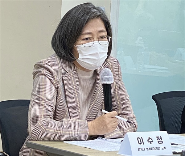 이수정 경기대 범죄심리학과 교수가 24일 한국여성의전화에서 열린 ‘김학의·윤중천 등에 의한 성폭력 사건’을 둘러싼 쟁점 및 해결방안‘ 라운드테이블에서 발언하고 있다