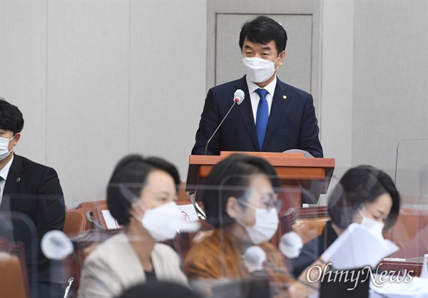 더불어민주당 문진석 의원이 지난 2020년 9월 24일 오전 서울 여의도 국회에서 열린 운영위원회 전체회의에서 제안설명을 하고 있다.