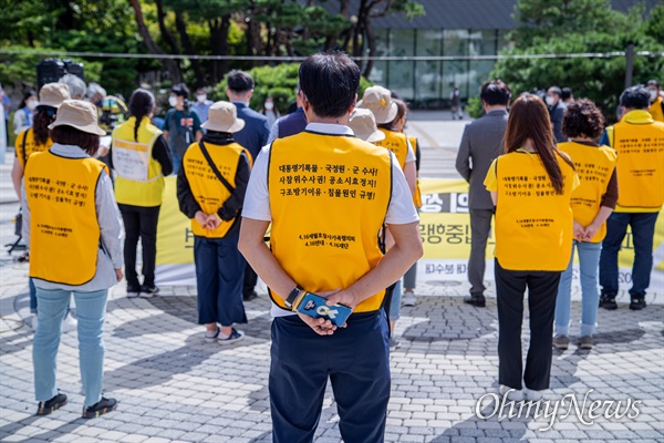 416가족협의회 유가족, 416연대 회원들이 24일 오후 서울 종로구 청와대 분수대 앞에서 기자회견을 열고 세월호참사의 성역없는 진상규명을 위한 피해자 가족-시민 집중행동을 발표하며 연좌농성에 돌입하고 있다. 