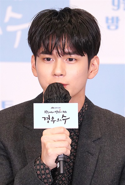 '경우의 수' 옹성우, 짝사랑 소환 옹성우 배우가 24일 오후 열린 JTBC 금토드라마 <경우의 수> 온라인 제작발표회에서 질문에 답하고 있다. <경우의 수>는 오랜 짝사랑 끝에 진심을 숨긴 여자와 이제야 마음을 깨닫고 진심을 드러내려는 남자의 이야기를 그린 리얼 청춘 로맨스 드라마다. 25일 금요일 밤 11시 첫 방송.