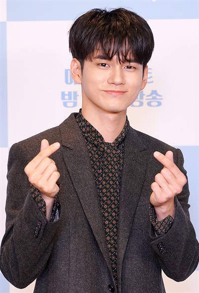 '경우의 수' 옹성우, 짝사랑 소환 옹성우 배우가 24일 오후 열린 JTBC 금토드라마 <경우의 수> 온라인 제작발표회에서 포즈를 취하고 있다. <경우의 수>는 오랜 짝사랑 끝에 진심을 숨긴 여자와 이제야 마음을 깨닫고 진심을 드러내려는 남자의 이야기를 그린 리얼 청춘 로맨스 드라마다. 25일 금요일 밤 11시 첫 방송.