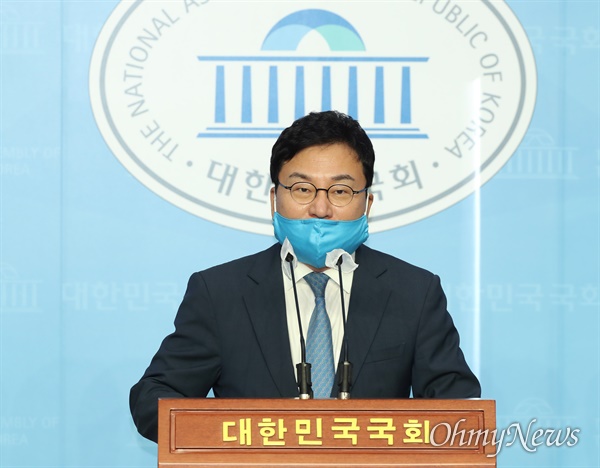 이스타항공 임직원 대량해고 사태 책임자로 지목돼 당 윤리감찰단 조사를 받던 이상직 더불어민주당 의원이 24일 오후 국회 소통관에서 탈당 기자회견을 하고 있다.  