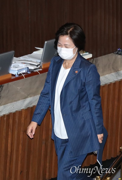 추미애 법무부 장관이 지난달 24일 오후 서울 여의도 국회 본회의장에서 퇴장하고 있다.