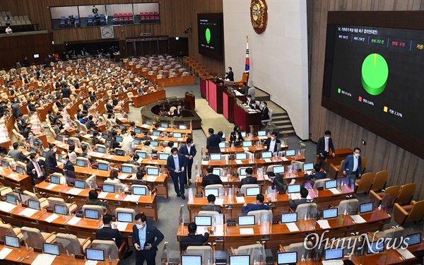 24일 국회 본회의에서 '기후위기 비상 대응 촉구 결의안'이 통과되고 있다.