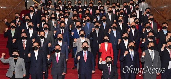 국민의힘 주호영 원내대표와 의원들이 24일 국회 본청 계단에서 열린 실종 공무원 북한 총격 사망 사건 규탄대회에서 구호를 외치고 있다.