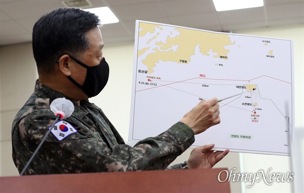 안영호 합동참모본부 작전본부장이 지난 24일 오후 서울 여의도 국회에서 열린 국방위 전체회의에 참석, 연평도 인근 실종 공무원 북한 피격 사건 관련 보고를 하고 있다.
