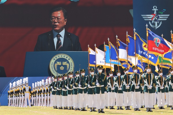 문재인 대통령이 25일 오전 경기도 이천시 육군 특수전사령부에서 열린 제72주년 국군의 날 기념식에 참석, 기념사를 하고 있다.