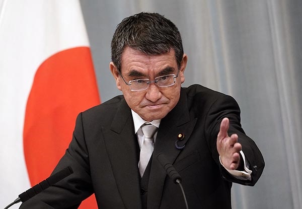 고노 다로 일본 행정개혁장관이 지난해 총리관저에서 열린 기자회견에서 기자들의 질문을 받고 있다.