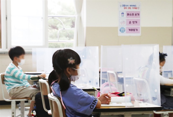 수도권 지역 유·초·중·고 학생들의 등교가 재개됐던 지난 21일 오전 경기도 수원시 영통구 원일초등학교에서 1학년 학생들이 수업을 받고 있는 모습. 