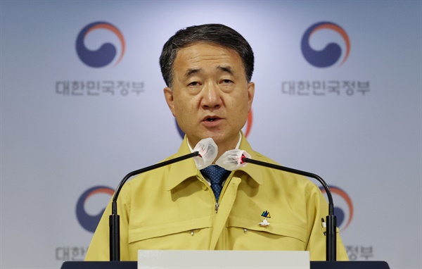 박능후 보건복지부 장관이 25일 오전 정부서울청사에서 추석 연휴 사회적 거리두기 단계를 발표하고 있다