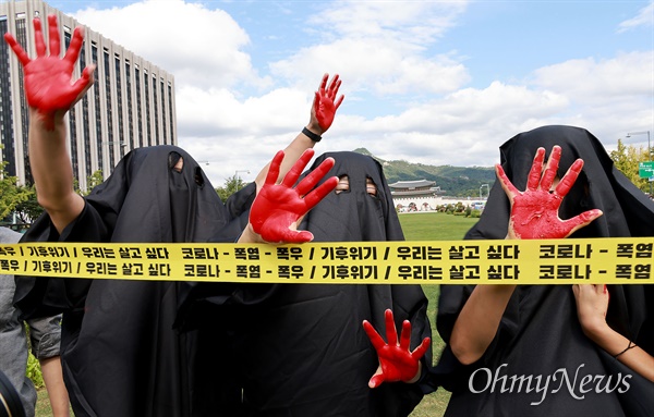 ‘전 지구적 기후행동의 날’인 지난 2020년 9월 25일 오전 서울 종로구 광화문광장에서 기후위기 비상행동 활동가들이 기자회견을 열어 기후 변화의 심각성을 알리며 정부와 국회가 적극적으로 기후 위기 대응 마련에 나설 것을 촉구했다.
