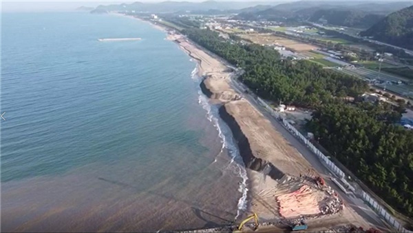 강원 삼척 맹방리해변에서 양빈 작업이 진행되고 있는 모습.