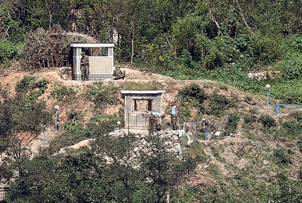 지난해9월, 인천 강화군 평화전망대에서 바라본 북한 황해북도 개풍군 초소에서 북한군인들이 초소 정비 작업을 하고 있다. 