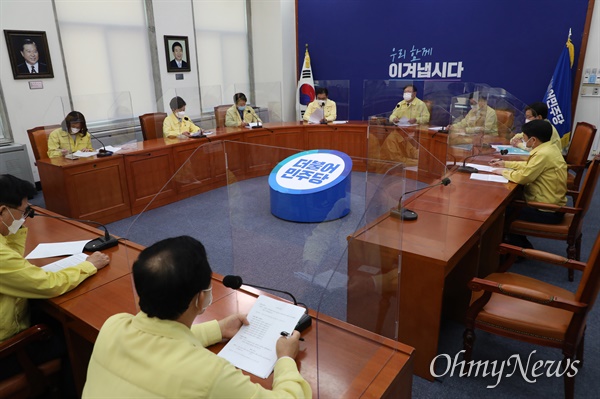 더불어민주당 김태년 원내대표가 25일 오전 국회에서 열린 최고위원회의에서 발언하고 있다.