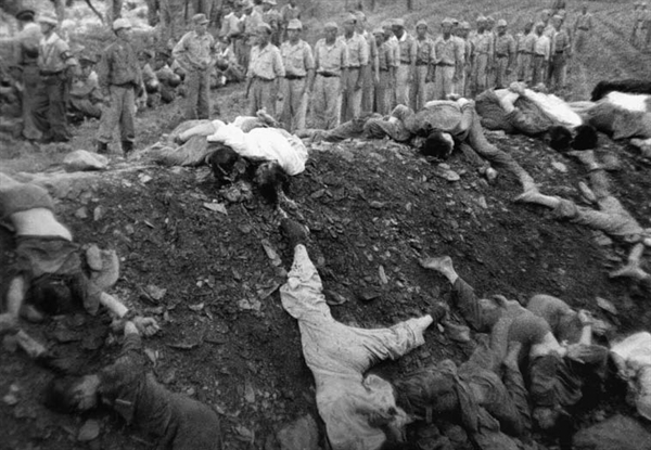 군경이 민간인을 총살한 후 시신을 구덩이 안으로 던져 놓았다. 이 사진은 1950년 7월 당시 대전 골령골 학살현장으로 미 대사관 무관 중령 밥 에드워드(Bob E. Edward)가 찍고, 고 이도영 박사가 1999년 말 NARA에서 발굴했다.