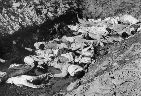 군경이 민간인을 총살한 후 시신을 구덩이 안으로 던져 놓았다. 이 사진은 1950년 7월 당시 대전 골령골 학살현장으로 미 대사관 무관 중령 밥 에드워드(Bob E. Edward)가 찍고, 고 이도영 박사가 1999년 말 NARA에서 발굴했다.