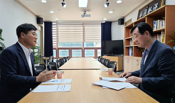 변광용 거제시장이 9월 27일 김해 국회의원 사무실에서 민홍철 국회 국방위원장을 만났다.