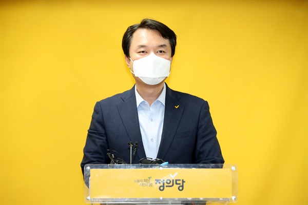 27일 오후 서울 여의도 중앙당사에서 열린 정의당 6기 대표단 선출선거 결과 발표에서 결선에 진출한 김종철 후보가 인사말을 하고 있다.