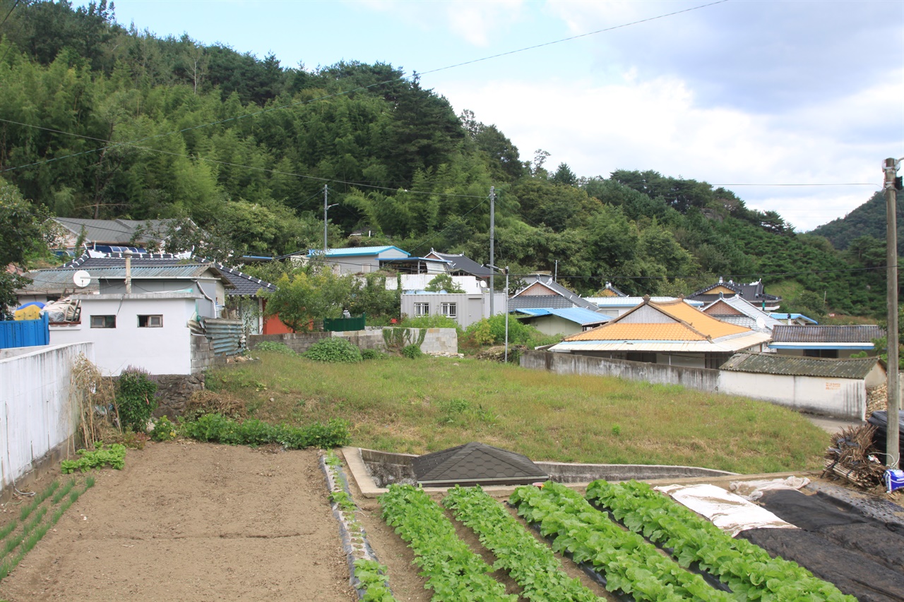 신전마을 전경   조용하고 평화로운 곳이지만 수 십년  동안 아픔을 간직하고 있다.