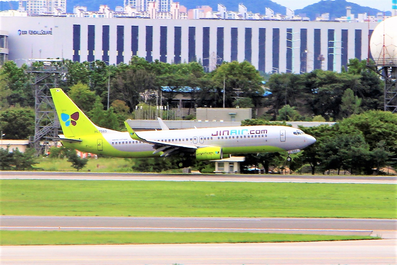 추석 연휴 기간동안 전국 공항에는 96만 명의 국내선 승객이 이용할 전망이다. 사진은 김포공항에 착륙하고 있는 국내선 항공기.