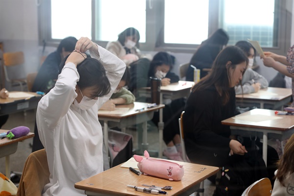 16일 오전 광주 북구 서강고등학교 3학년 교실에서 학생들이 2021학년도 대학수학능력시험 모의평가를 치르고 있다. 2020.9.16