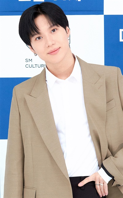 '슈퍼엠' 태민, 편안한 느낌 SuperM(슈퍼엠)의 태민이 28일 오후 열린 < M토피아 > 온라인 제작발표회에서 포즈를 취하고 있다. <M토피아>는 SuperM 멤버들이 원하는 모든 것이 준비된 SuperM만의 유토피아 'M토피아'에서 먹고 즐기고 힐링하는 휴가 여행기 프로그램이다. 매주 수요일 오전 11시 wavve 통해 공개.