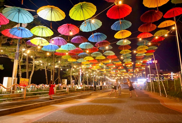 올해 첫 시도한 만리포해수욕장의 차 없는 거리에 설치된 우산거리. 9일간 운영된 우산거리는 만리포를 찾은 피서객들에게 포토존으로 유명세를 탔다.