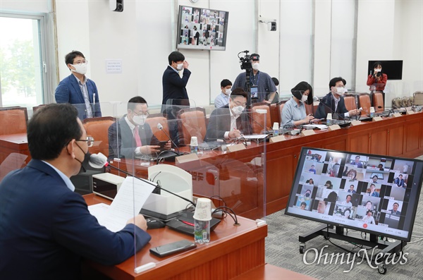 주호영 국민의힘 원내대표가 29일 오전 서울 여의도 국회에서 열린 화상 의원총회를 주재하고 있다. 