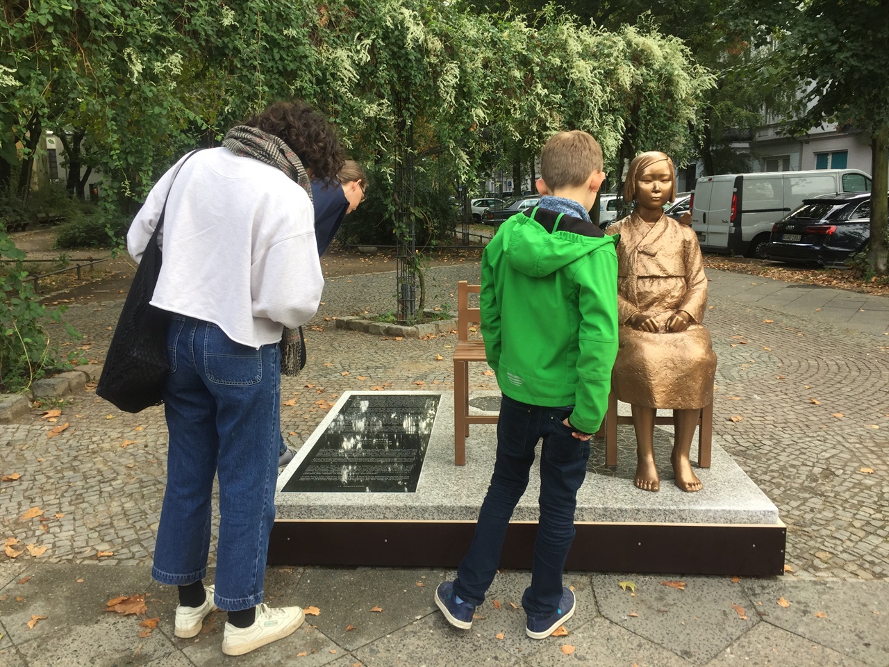 베를린 미테구에 세워진 평화의 소녀상을 베를린 시민들이 관심있게 지켜보고 있다.
