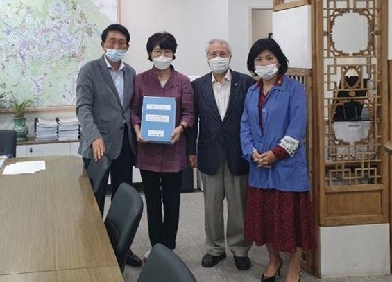 이석주 시의원(맨 왼쪽)이 지난 25일 주민 대표 및 구의원과 함께 서울시에 청원서를 전달했다