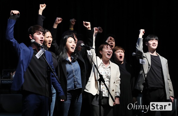 '광주' 임을 위한 행진! 29일 오후 서울 대학로 홍익대 대학로 아트센터 대극장에서 열린 뮤지컬 <광주> 시츠프로브 및 쇼케이스에서 출연배우들이 열연을 하고 있다. <광주>는 국가 권력의 계략 앞에서도 끝내 굴복하지 않는 광주시민들과 그들을 지켜보는 한 편의대원의 고뇌를 다룬 5·18민주화운동 40주년 기념 창작 뮤지컬로, 군부 정권에 대항한 5·18민주화운동의 숭고한 의지와 민주, 인권, 평화 등 보편타당한 가치를 담아낸 작품이다. 10월 9일부터 11월 8일까지 공연.