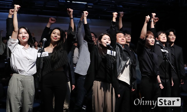'광주' 임을 위한 행진! 29일 오후 서울 대학로 홍익대 대학로 아트센터 대극장에서 열린 뮤지컬 <광주> 시츠프로브 및 쇼케이스에서 출연배우들이 열연을 하고 있다. <광주>는 국가 권력의 계략 앞에서도 끝내 굴복하지 않는 광주시민들과 그들을 지켜보는 한 편의대원의 고뇌를 다룬 5·18민주화운동 40주년 기념 창작 뮤지컬로, 군부 정권에 대항한 5·18민주화운동의 숭고한 의지와 민주, 인권, 평화 등 보편타당한 가치를 담아낸 작품이다. 10월 9일부터 11월 8일까지 공연.