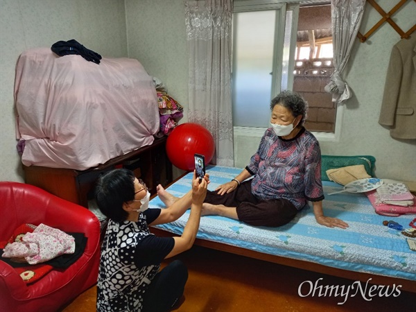 경북 의성군은 지난 14일부터 25일까지 생활지원사들이 어르신들을 방문해 코로나19로 인해 고향을 방문할 수 없는 자녀들을 위해 동영상을 제작해 전달했다.