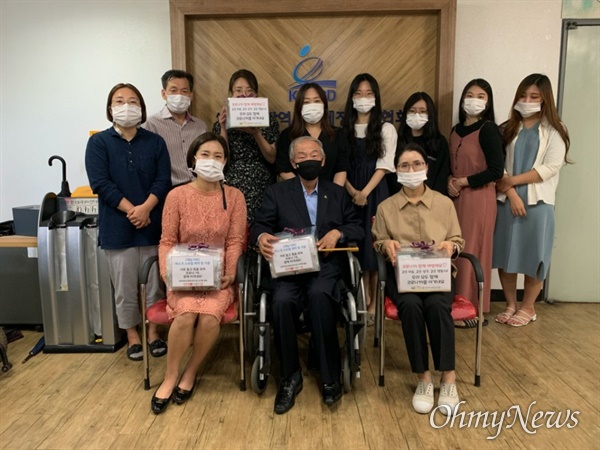 경북대학교병원 어린이집 원장과 교사들이 마스크 스트랩을 만들어 대구시장애인협회에 기증했다.