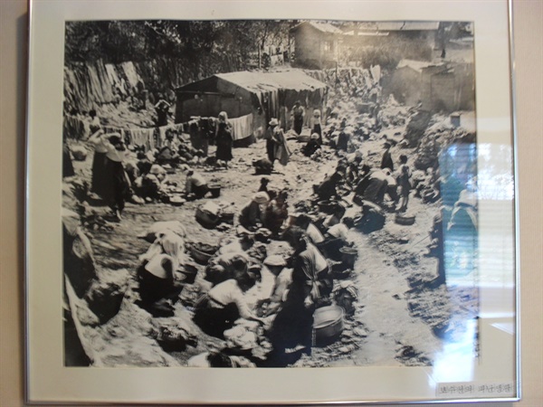 부산의 피난민들. 부산시 서구 부민동의 임시수도기념관에서 찍은 사진.