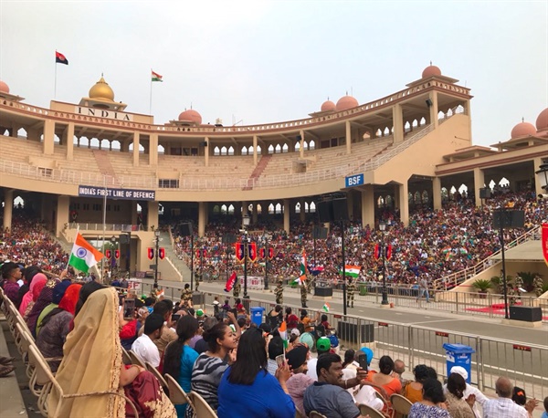 국기 하강식을 보기 위해 인도 각지에서 수천 명의 인파가 모였다.