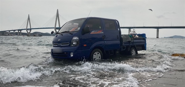 추석연휴인 2일 오후 3시 10분쯤 영목항 물양장에 주차된 트럭 1대가 해양경찰의 발 빠른  연락으로 침수피해를 모면했다.