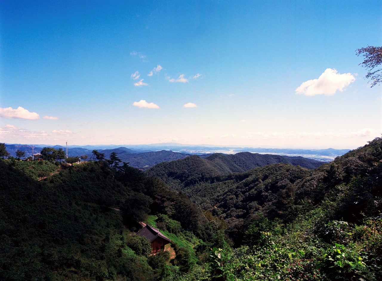 금지암 요사 앞에서 내려다 본 풍경 (645N/Ektar100) 건물들 중 가장 아래에 있는 '오백나한전'이 보인다.