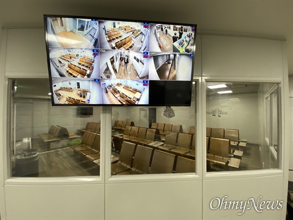 인천공항 송환대기실 전체를 볼 수 있는 CCTV 모니터. 지난 10월 3일에 촬영한 것이다.