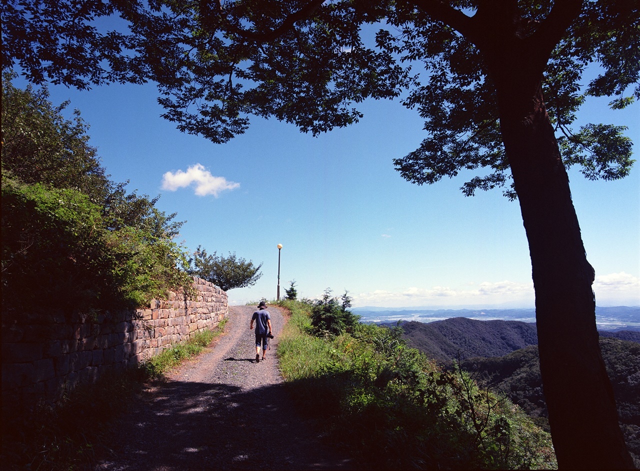 풍경과 뒷모습 (645N/Ektar100) 높은 위치 덕에 어느 곳을 보아도 풍경이 수려했다.