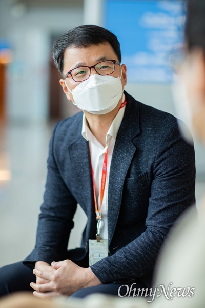 인천공항 송환대기실에서 근무하는 항공사운영위원회의 하청 인력업체 주종민 과장