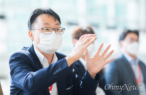 인천공항 송환대기실에서 근무하는 항공사운영위원회의 하청 인력업체(프리죤) 심규연 과장이 2017년에 송환 대기중이던 승객에게 폭행을 당하고도 대응 할 수 없었던 상황을 설명하고 있다.