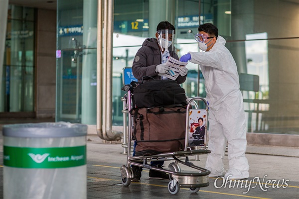 9월 27일 오후 인천국제공항에서 공항관계자가 입국한 한 외국인을 안내하고 있다. 