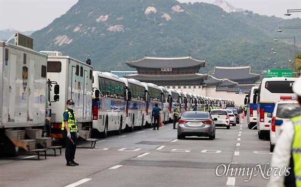 개천절인 3일 서울 도심에서 보수극우단체들이 문재인 정권 규탄 집회를 예고한 가운데, 광화문광장에 집회 참가자들이 모이지 못하도록 경찰 버스가 차벽을 만들어 에워싸고 있다.