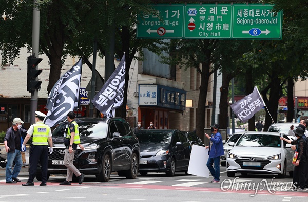 종로1가에서 4.15부정선거를 주장하는 단체 회원들이 차량시위를 벌이고 있다.