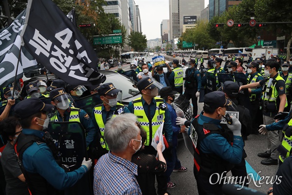 종로1가에서 보수극우단체 회원들이 도로에서 경찰과 몸싸움을 벌이고 있다.